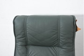 中古　超美品!!　使用感ほぼなし!　デンマークブランド　KEBE(ケベ)　TILLY(ティリー)　FRANCEBED取り扱い　本革(レザー)　全身をゆったりと預けられるリクライニングチェア+オットマンのセット(アームチェア、リクライニングチェア、ラウンジチェア、フットスツール、椅子、一人掛けソファ、1Pソファ、北欧)(定価約26万円)(R-082704)