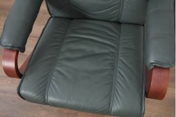 中古　超美品!!　使用感ほぼなし!　デンマークブランド　KEBE(ケベ)　TILLY(ティリー)　FRANCEBED取り扱い　本革(レザー)　全身をゆったりと預けられるリクライニングチェア+オットマンのセット(アームチェア、リクライニングチェア、ラウンジチェア、フットスツール、椅子、一人掛けソファ、1Pソファ、北欧)(定価約26万円)(R-082704)