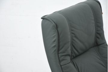中古　超美品!!　使用感ほぼなし!　デンマークブランド　KEBE(ケベ)　TILLY(ティリー)　FRANCEBED取り扱い　本革(レザー)　全身をゆったりと預けられるリクライニングチェア+オットマンのセット(アームチェア、リクライニングチェア、ラウンジチェア、フットスツール、椅子、一人掛けソファ、1Pソファ、北欧)(定価約26万円)(R-082704)