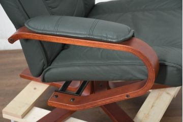 中古　超美品!!　使用感ほぼなし!　デンマークブランド　KEBE(ケベ)　TILLY(ティリー)　FRANCEBED取り扱い　本革(レザー)　全身をゆったりと預けられるリクライニングチェア+オットマンのセット(アームチェア、リクライニングチェア、ラウンジチェア、フットスツール、椅子、一人掛けソファ、1Pソファ、北欧)(定価約26万円)(R-082704)