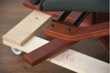 中古　超美品!!　使用感ほぼなし!　デンマークブランド　KEBE(ケベ)　TILLY(ティリー)　FRANCEBED取り扱い　本革(レザー)　全身をゆったりと預けられるリクライニングチェア+オットマンのセット(アームチェア、リクライニングチェア、ラウンジチェア、フットスツール、椅子、一人掛けソファ、1Pソファ、北欧)(定価約26万円)(R-082704)