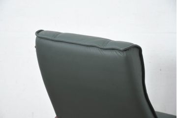 中古　超美品!!　使用感ほぼなし!　デンマークブランド　KEBE(ケベ)　TILLY(ティリー)　FRANCEBED取り扱い　本革(レザー)　全身をゆったりと預けられるリクライニングチェア+オットマンのセット(アームチェア、リクライニングチェア、ラウンジチェア、フットスツール、椅子、一人掛けソファ、1Pソファ、北欧)(定価約26万円)(R-082704)