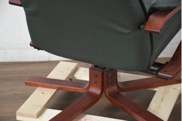中古　超美品!!　使用感ほぼなし!　デンマークブランド　KEBE(ケベ)　TILLY(ティリー)　FRANCEBED取り扱い　本革(レザー)　全身をゆったりと預けられるリクライニングチェア+オットマンのセット(アームチェア、リクライニングチェア、ラウンジチェア、フットスツール、椅子、一人掛けソファ、1Pソファ、北欧)(定価約26万円)(R-082704)