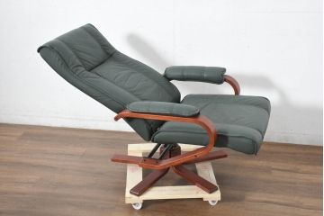 中古　超美品!!　使用感ほぼなし!　デンマークブランド　KEBE(ケベ)　TILLY(ティリー)　FRANCEBED取り扱い　本革(レザー)　全身をゆったりと預けられるリクライニングチェア+オットマンのセット(アームチェア、リクライニングチェア、ラウンジチェア、フットスツール、椅子、一人掛けソファ、1Pソファ、北欧)(定価約26万円)(R-082704)