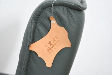 中古　超美品!!　使用感ほぼなし!　デンマークブランド　KEBE(ケベ)　TILLY(ティリー)　FRANCEBED取り扱い　本革(レザー)　全身をゆったりと預けられるリクライニングチェア+オットマンのセット(アームチェア、リクライニングチェア、ラウンジチェア、フットスツール、椅子、一人掛けソファ、1Pソファ、北欧)(定価約26万円)(R-082704)