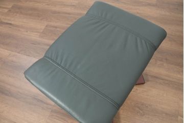 中古　超美品!!　使用感ほぼなし!　デンマークブランド　KEBE(ケベ)　TILLY(ティリー)　FRANCEBED取り扱い　本革(レザー)　全身をゆったりと預けられるリクライニングチェア+オットマンのセット(アームチェア、リクライニングチェア、ラウンジチェア、フットスツール、椅子、一人掛けソファ、1Pソファ、北欧)(定価約26万円)(R-082704)
