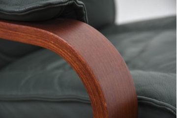 中古　超美品!!　使用感ほぼなし!　デンマークブランド　KEBE(ケベ)　TILLY(ティリー)　FRANCEBED取り扱い　本革(レザー)　全身をゆったりと預けられるリクライニングチェア+オットマンのセット(アームチェア、リクライニングチェア、ラウンジチェア、フットスツール、椅子、一人掛けソファ、1Pソファ、北欧)(定価約26万円)(R-082704)