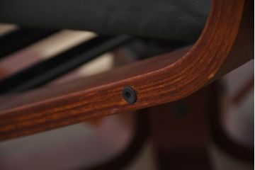 中古　超美品!!　使用感ほぼなし!　デンマークブランド　KEBE(ケベ)　TILLY(ティリー)　FRANCEBED取り扱い　本革(レザー)　全身をゆったりと預けられるリクライニングチェア+オットマンのセット(アームチェア、リクライニングチェア、ラウンジチェア、フットスツール、椅子、一人掛けソファ、1Pソファ、北欧)(定価約26万円)(R-082704)
