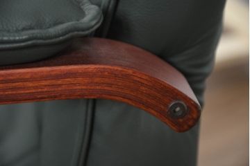 中古　超美品!!　使用感ほぼなし!　デンマークブランド　KEBE(ケベ)　TILLY(ティリー)　FRANCEBED取り扱い　本革(レザー)　全身をゆったりと預けられるリクライニングチェア+オットマンのセット(アームチェア、リクライニングチェア、ラウンジチェア、フットスツール、椅子、一人掛けソファ、1Pソファ、北欧)(定価約26万円)(R-082704)