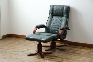 中古　超美品!!　使用感ほぼなし!　デンマークブランド　KEBE(ケベ)　TILLY(ティリー)　FRANCEBED取り扱い　本革(レザー)　全身をゆったりと預けられるリクライニングチェア+オットマンのセット(アームチェア、リクライニングチェア、ラウンジチェア、フットスツール、椅子、一人掛けソファ、1Pソファ、北欧)(定価約26万円)(R-082704)