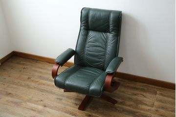 中古　超美品!!　使用感ほぼなし!　デンマークブランド　KEBE(ケベ)　TILLY(ティリー)　FRANCEBED取り扱い　本革(レザー)　全身をゆったりと預けられるリクライニングチェア+オットマンのセット(アームチェア、リクライニングチェア、ラウンジチェア、フットスツール、椅子、一人掛けソファ、1Pソファ、北欧)(定価約26万円)(R-082704)
