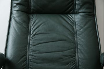 中古　超美品!!　使用感ほぼなし!　デンマークブランド　KEBE(ケベ)　TILLY(ティリー)　FRANCEBED取り扱い　本革(レザー)　全身をゆったりと預けられるリクライニングチェア+オットマンのセット(アームチェア、リクライニングチェア、ラウンジチェア、フットスツール、椅子、一人掛けソファ、1Pソファ、北欧)(定価約26万円)(R-082704)