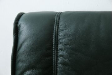 中古　超美品!!　使用感ほぼなし!　デンマークブランド　KEBE(ケベ)　TILLY(ティリー)　FRANCEBED取り扱い　本革(レザー)　全身をゆったりと預けられるリクライニングチェア+オットマンのセット(アームチェア、リクライニングチェア、ラウンジチェア、フットスツール、椅子、一人掛けソファ、1Pソファ、北欧)(定価約26万円)(R-082704)