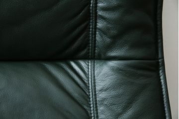 中古　超美品!!　使用感ほぼなし!　デンマークブランド　KEBE(ケベ)　TILLY(ティリー)　FRANCEBED取り扱い　本革(レザー)　全身をゆったりと預けられるリクライニングチェア+オットマンのセット(アームチェア、リクライニングチェア、ラウンジチェア、フットスツール、椅子、一人掛けソファ、1Pソファ、北欧)(定価約26万円)(R-082704)