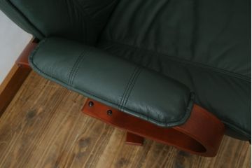 中古　超美品!!　使用感ほぼなし!　デンマークブランド　KEBE(ケベ)　TILLY(ティリー)　FRANCEBED取り扱い　本革(レザー)　全身をゆったりと預けられるリクライニングチェア+オットマンのセット(アームチェア、リクライニングチェア、ラウンジチェア、フットスツール、椅子、一人掛けソファ、1Pソファ、北欧)(定価約26万円)(R-082704)