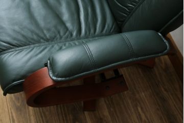 中古　超美品!!　使用感ほぼなし!　デンマークブランド　KEBE(ケベ)　TILLY(ティリー)　FRANCEBED取り扱い　本革(レザー)　全身をゆったりと預けられるリクライニングチェア+オットマンのセット(アームチェア、リクライニングチェア、ラウンジチェア、フットスツール、椅子、一人掛けソファ、1Pソファ、北欧)(定価約26万円)(R-082704)