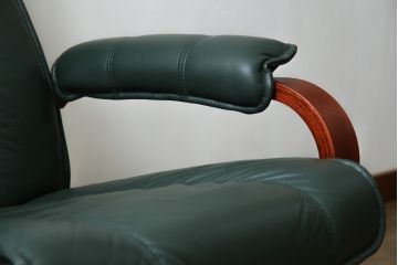 中古　超美品!!　使用感ほぼなし!　デンマークブランド　KEBE(ケベ)　TILLY(ティリー)　FRANCEBED取り扱い　本革(レザー)　全身をゆったりと預けられるリクライニングチェア+オットマンのセット(アームチェア、リクライニングチェア、ラウンジチェア、フットスツール、椅子、一人掛けソファ、1Pソファ、北欧)(定価約26万円)(R-082704)