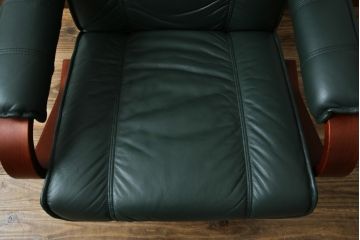 中古　超美品!!　使用感ほぼなし!　デンマークブランド　KEBE(ケベ)　TILLY(ティリー)　FRANCEBED取り扱い　本革(レザー)　全身をゆったりと預けられるリクライニングチェア+オットマンのセット(アームチェア、リクライニングチェア、ラウンジチェア、フットスツール、椅子、一人掛けソファ、1Pソファ、北欧)(定価約26万円)(R-082704)