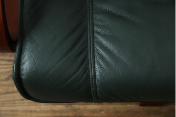 中古　超美品!!　使用感ほぼなし!　デンマークブランド　KEBE(ケベ)　TILLY(ティリー)　FRANCEBED取り扱い　本革(レザー)　全身をゆったりと預けられるリクライニングチェア+オットマンのセット(アームチェア、リクライニングチェア、ラウンジチェア、フットスツール、椅子、一人掛けソファ、1Pソファ、北欧)(定価約26万円)(R-082704)