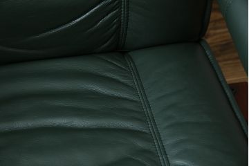 中古　超美品!!　使用感ほぼなし!　デンマークブランド　KEBE(ケベ)　TILLY(ティリー)　FRANCEBED取り扱い　本革(レザー)　全身をゆったりと預けられるリクライニングチェア+オットマンのセット(アームチェア、リクライニングチェア、ラウンジチェア、フットスツール、椅子、一人掛けソファ、1Pソファ、北欧)(定価約26万円)(R-082704)