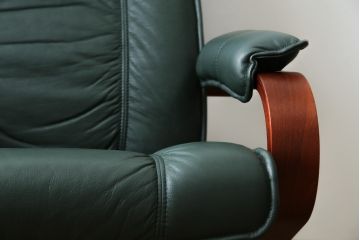 中古　超美品!!　使用感ほぼなし!　デンマークブランド　KEBE(ケベ)　TILLY(ティリー)　FRANCEBED取り扱い　本革(レザー)　全身をゆったりと預けられるリクライニングチェア+オットマンのセット(アームチェア、リクライニングチェア、ラウンジチェア、フットスツール、椅子、一人掛けソファ、1Pソファ、北欧)(定価約26万円)(R-082704)