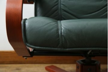 中古　超美品!!　使用感ほぼなし!　デンマークブランド　KEBE(ケベ)　TILLY(ティリー)　FRANCEBED取り扱い　本革(レザー)　全身をゆったりと預けられるリクライニングチェア+オットマンのセット(アームチェア、リクライニングチェア、ラウンジチェア、フットスツール、椅子、一人掛けソファ、1Pソファ、北欧)(定価約26万円)(R-082704)