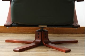 中古　超美品!!　使用感ほぼなし!　デンマークブランド　KEBE(ケベ)　TILLY(ティリー)　FRANCEBED取り扱い　本革(レザー)　全身をゆったりと預けられるリクライニングチェア+オットマンのセット(アームチェア、リクライニングチェア、ラウンジチェア、フットスツール、椅子、一人掛けソファ、1Pソファ、北欧)(定価約26万円)(R-082704)