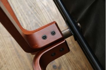 中古　超美品!!　使用感ほぼなし!　デンマークブランド　KEBE(ケベ)　TILLY(ティリー)　FRANCEBED取り扱い　本革(レザー)　全身をゆったりと預けられるリクライニングチェア+オットマンのセット(アームチェア、リクライニングチェア、ラウンジチェア、フットスツール、椅子、一人掛けソファ、1Pソファ、北欧)(定価約26万円)(R-082704)