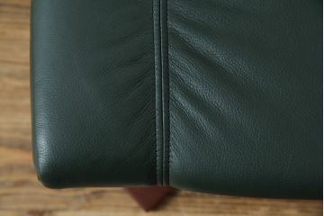 中古　超美品!!　使用感ほぼなし!　デンマークブランド　KEBE(ケベ)　TILLY(ティリー)　FRANCEBED取り扱い　本革(レザー)　全身をゆったりと預けられるリクライニングチェア+オットマンのセット(アームチェア、リクライニングチェア、ラウンジチェア、フットスツール、椅子、一人掛けソファ、1Pソファ、北欧)(定価約26万円)(R-082704)