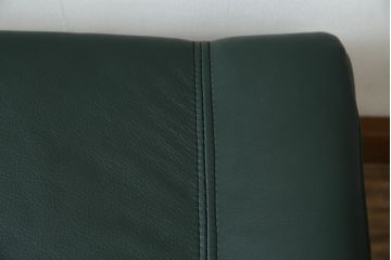 中古　超美品!!　使用感ほぼなし!　デンマークブランド　KEBE(ケベ)　TILLY(ティリー)　FRANCEBED取り扱い　本革(レザー)　全身をゆったりと預けられるリクライニングチェア+オットマンのセット(アームチェア、リクライニングチェア、ラウンジチェア、フットスツール、椅子、一人掛けソファ、1Pソファ、北欧)(定価約26万円)(R-082704)