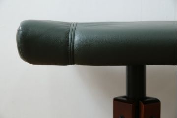 中古　超美品!!　使用感ほぼなし!　デンマークブランド　KEBE(ケベ)　TILLY(ティリー)　FRANCEBED取り扱い　本革(レザー)　全身をゆったりと預けられるリクライニングチェア+オットマンのセット(アームチェア、リクライニングチェア、ラウンジチェア、フットスツール、椅子、一人掛けソファ、1Pソファ、北欧)(定価約26万円)(R-082704)