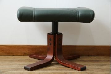 中古　超美品!!　使用感ほぼなし!　デンマークブランド　KEBE(ケベ)　TILLY(ティリー)　FRANCEBED取り扱い　本革(レザー)　全身をゆったりと預けられるリクライニングチェア+オットマンのセット(アームチェア、リクライニングチェア、ラウンジチェア、フットスツール、椅子、一人掛けソファ、1Pソファ、北欧)(定価約26万円)(R-082704)