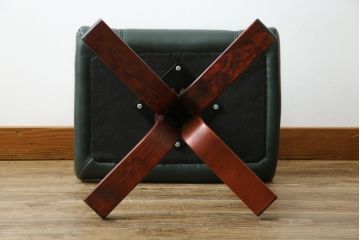 中古　超美品!!　使用感ほぼなし!　デンマークブランド　KEBE(ケベ)　TILLY(ティリー)　FRANCEBED取り扱い　本革(レザー)　全身をゆったりと預けられるリクライニングチェア+オットマンのセット(アームチェア、リクライニングチェア、ラウンジチェア、フットスツール、椅子、一人掛けソファ、1Pソファ、北欧)(定価約26万円)(R-082704)
