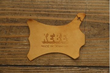 中古　超美品!!　使用感ほぼなし!　デンマークブランド　KEBE(ケベ)　TILLY(ティリー)　FRANCEBED取り扱い　本革(レザー)　全身をゆったりと預けられるリクライニングチェア+オットマンのセット(アームチェア、リクライニングチェア、ラウンジチェア、フットスツール、椅子、一人掛けソファ、1Pソファ、北欧)(定価約26万円)(R-082704)