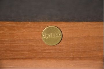 デンマークビンテージ　Dyrlund(デューロン)　本革　チーク材のフレームが重厚感と温もりを演出する3人掛けソファ(レザー、トリプルソファ、3P、三人掛け、3シーター、ヴィンテージ、北欧)(R-082705)
