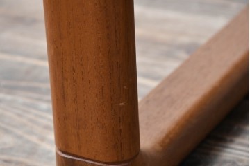 デンマークビンテージ　Dyrlund(デューロン)　本革　チーク材のフレームが重厚感と温もりを演出する3人掛けソファ　(R-082705)