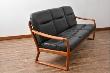 デンマークビンテージ　Dyrlund(デューロン)　本革　チーク材のフレームが重厚感と温もりを演出する3人掛けソファ　(R-082705)