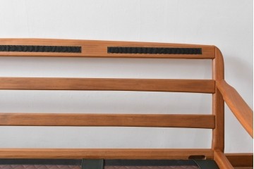 デンマークビンテージ　Dyrlund(デューロン)　本革　チーク材のフレームが重厚感と温もりを演出する3人掛けソファ　(R-082705)