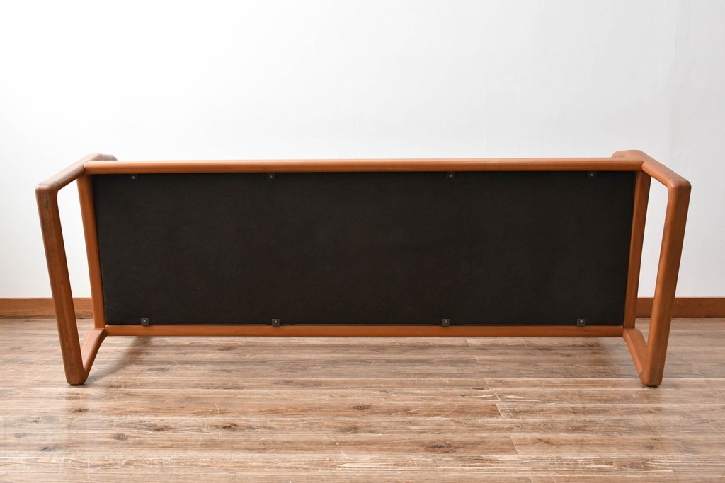 デンマークビンテージ　Dyrlund(デューロン)　本革　チーク材のフレームが重厚感と温もりを演出する3人掛けソファ　(R-082705)