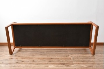 デンマークビンテージ　Dyrlund(デューロン)　本革　チーク材のフレームが重厚感と温もりを演出する3人掛けソファ　(R-082705)