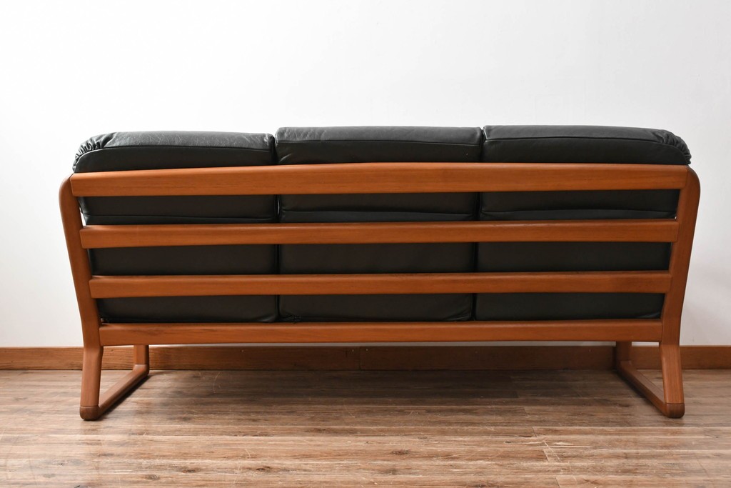 デンマークビンテージ　Dyrlund(デューロン)　本革　チーク材のフレームが重厚感と温もりを演出する3人掛けソファ　(R-082705)