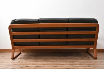 デンマークビンテージ　Dyrlund(デューロン)　本革　チーク材のフレームが重厚感と温もりを演出する3人掛けソファ　(R-082705)