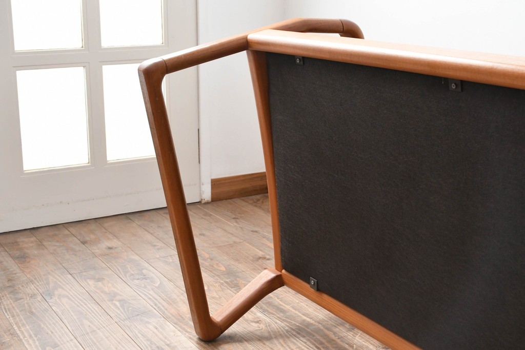 デンマークビンテージ　Dyrlund(デューロン)　本革　チーク材のフレームが重厚感と温もりを演出する3人掛けソファ　(R-082705)