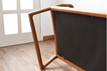 デンマークビンテージ　Dyrlund(デューロン)　本革　チーク材のフレームが重厚感と温もりを演出する3人掛けソファ　(R-082705)