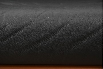 デンマークビンテージ　Dyrlund(デューロン)　本革　チーク材のフレームが重厚感と温もりを演出する3人掛けソファ　(R-082705)