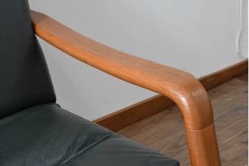 デンマークビンテージ　Dyrlund(デューロン)　本革　チーク材のフレームが重厚感と温もりを演出する3人掛けソファ　(R-082705)