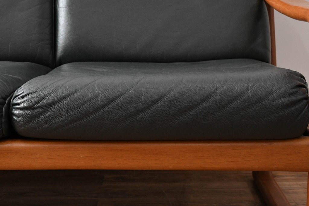 デンマークビンテージ　Dyrlund(デューロン)　本革　チーク材のフレームが重厚感と温もりを演出する3人掛けソファ　(R-082705)