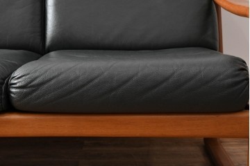 デンマークビンテージ　Dyrlund(デューロン)　本革　チーク材のフレームが重厚感と温もりを演出する3人掛けソファ　(R-082705)