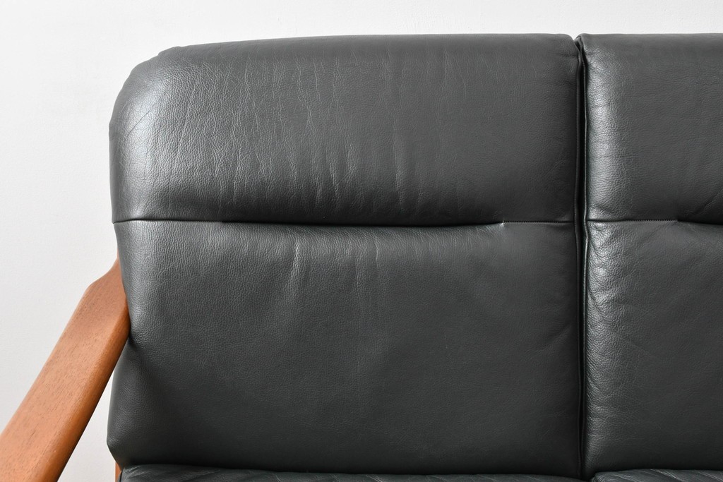 デンマークビンテージ　Dyrlund(デューロン)　本革　チーク材のフレームが重厚感と温もりを演出する3人掛けソファ　(R-082705)