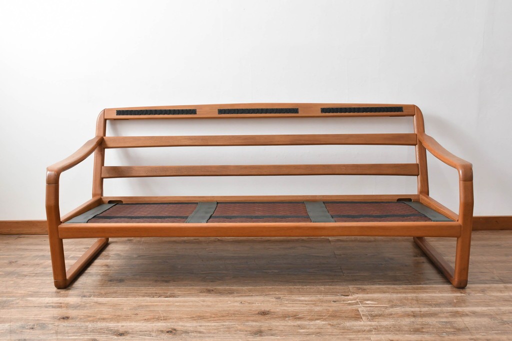 デンマークビンテージ　Dyrlund(デューロン)　本革　チーク材のフレームが重厚感と温もりを演出する3人掛けソファ　(R-082705)